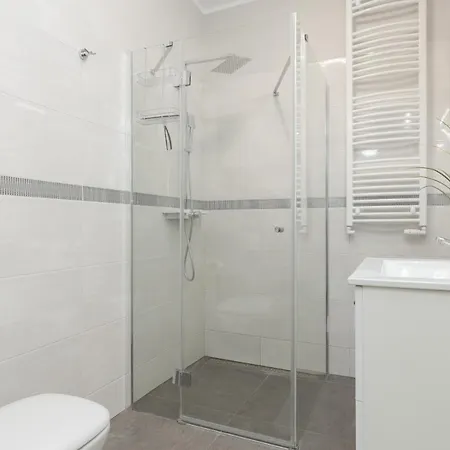 Modern One Bedroom With Parking In By Renters Prestige 罗兹