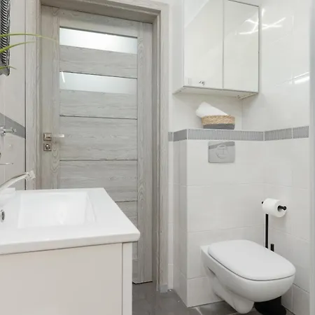 Modern One Bedroom With Parking In By Renters Prestige *