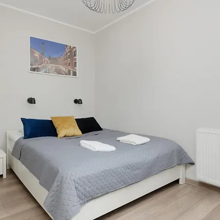 Modern One Bedroom With Parking In By Renters Prestige דירה
